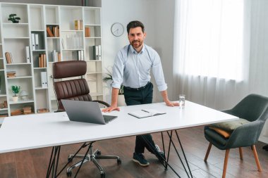 Ön manzara. Resmi kıyafetli doktor dolapta çalışıyor..