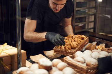 Fırını almak yemek yaptı. İnsanoğlu iş yerinde yemek yiyor. Tatlı tatlı kavramı.