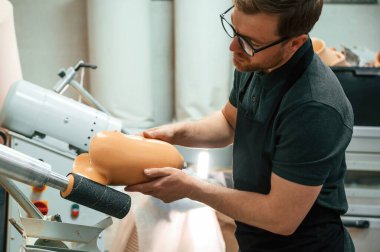 Protezi cilalıyorum. İçeride çalışan teknisyen..