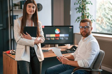 Yaratıcı bir iş. Modern ofiste iki tasarımcı birlikte çalışıyor..