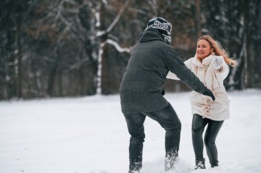 Hoş bir çift birlikte, kış mevsiminde dışarıda yürüyüş yapıyorlar..