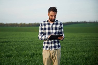 Bahar sezonu. Yakışıklı genç adam tarım alanında..