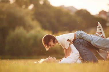 Kadının elinde bir çocuk. Anne ve küçük kızı yaz tarlasında beraberler..