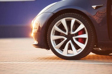 Modern otomobilin lastiklerine yakından bakın. Güzel güneş ışığı.