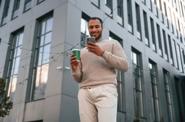 Modern iş binasına karşı. Akıllı hatunla. Yakışıklı siyah adam dışarıda..