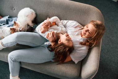 Üst Manzara. Anne kızıyla ve sevimli köpeğiyle evcil odada..