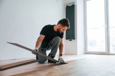 Kalasları yerleştiriyorum. Adam yeni kaplamalı ahşap döşeme kuruyor..