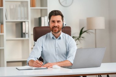 Resmi kıyafetli doktor dolapta çalışıyor..