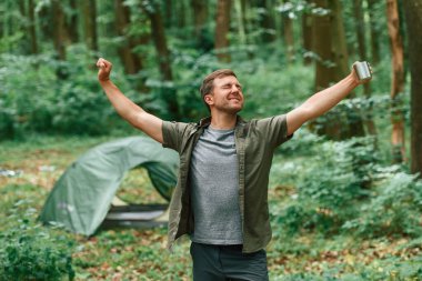 Yeni uyandım, günaydın. Yaz ormanında bir turist. Keşif ve eğlence kavramı.