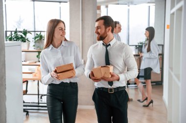 Birlikte yürüyoruz. Erkek ve kadın ekolojik kutularla birlikte. Yemek de ofiste..