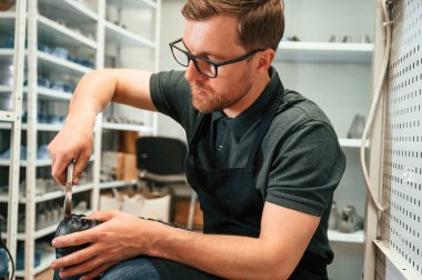 Protez olarak da ayakkabı. Modern laboratuarda çalışan bir teknisyen..