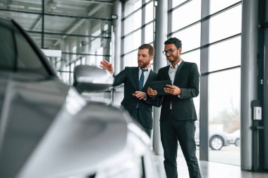 Araca bakıyorum. Adam galeride müşteriye danışıyor..