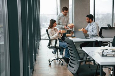 İş muhabbeti yapıyorduk. Erkekler ve kadınlar ofiste birlikte çalışıyorlar..