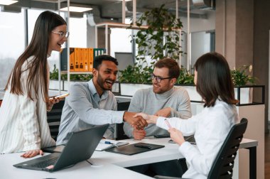 Ofiste birlikte çalışan dört kişi var..