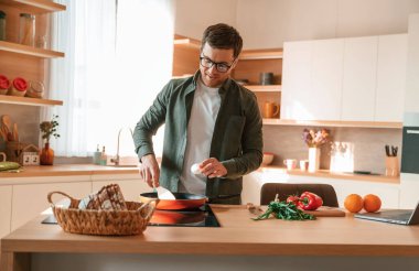 Yemeği hazırlıyorum. Yakışıklı adam gündüz vakti mutfakta olur..