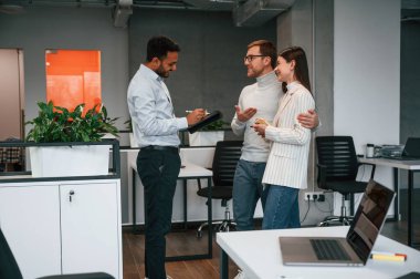 Kadını kucaklayan adam. Bir çift ofiste, bir yöneticiye danışıyorlar..