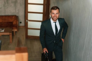 Ön manzara, apartmanda. Yakışıklı iş adamı otel odasında içeride..