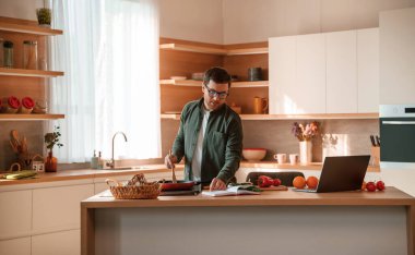 Yemeği hazırlarken faturayı kontrol ediyorum. Yakışıklı adam gündüz vakti mutfakta olur..