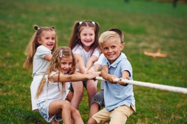 Güç oyunu. Savaş oyunu römorkörü. Çocuklar gündüz vakti sahada eğleniyorlar..