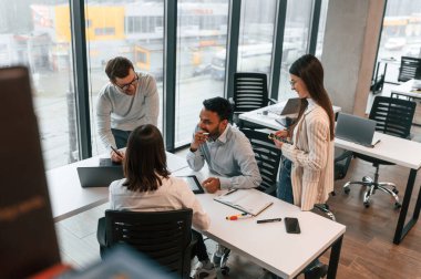 Takım çalışması kavramı. Ofiste dört kişi var..