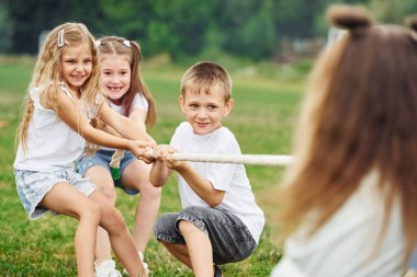 İple. Savaş oyunu römorkörü. Çocuklar gündüz vakti sahada eğleniyorlar..