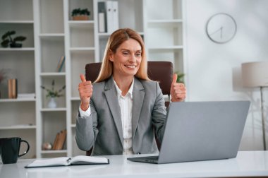 Çevrimiçi arama. İş kadını resmi giysileri ofiste çalışıyor..