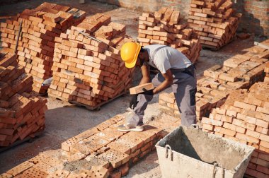 Üst Manzara. Yakışıklı Hintli adam şantiyede..