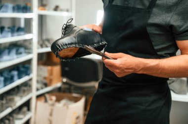 Protez olarak da ayakkabı. Modern laboratuarda çalışan bir teknisyen..