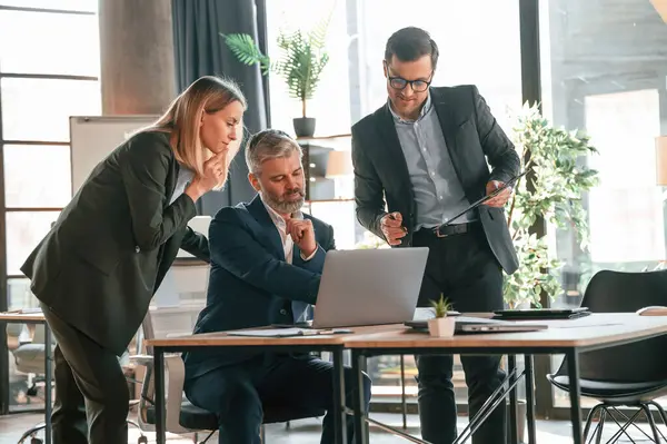 Erkek ve kadın içeride. Bir grup iş adamı modern ofiste çalışıyor..