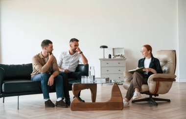 Psikolog randevusunda eşcinsel bir çift..