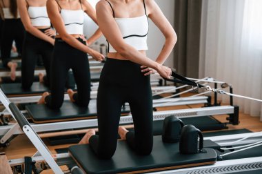 Aynaya yaslan. Spor salonundaki kadınlar egzersiz yapıyor..