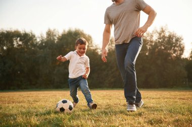 Futbol oynuyordum. Baba ve küçük oğlu dışarıda eğleniyorlar..