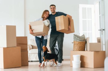 Parlak, büyük bir daire. Köpekli genç çift yeni evine taşınıyor..