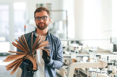 Yakışıklı adam ekolojik kutular üreten fabrikada çalışıyor..