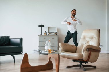 Müzikle dans etmek. Alkolik genç adam içeride..