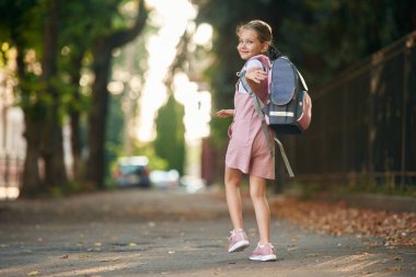 Sırt çantalı kız öğrenci dışarıda..
