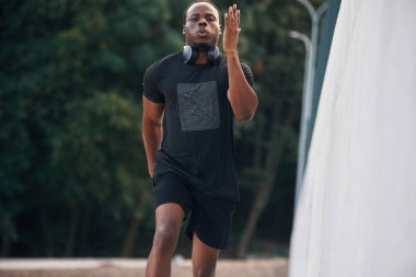 Aktif yaşam tarzı. Sportif siyah adam koşuyor, sabah rutini..