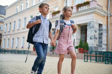El ele tutuşmak, yürümek. Erkek ve kız çocuklarının çocukları dışarıda birlikteler..