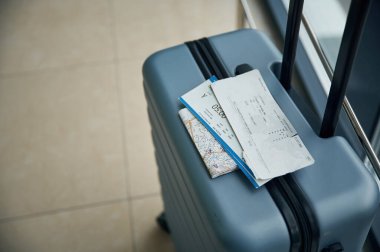 Uçuş biletlerinin olduğu bavul, manzarayı kapat..