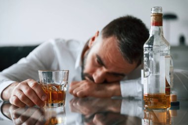 Bağımlılık kavramı. Alkolik genç adam içeride..