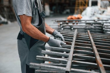 Fabrikada çalışan adamın yakın görüntüsü..