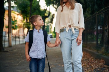 Dışarıda çocuklu bir kadın. Okula dönüş konsepti.