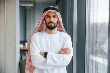 Ofisinde geleneksel kıyafetleriyle başarılı bir Müslüman işadamı..