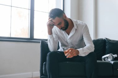 Alkolik genç adam içeride..