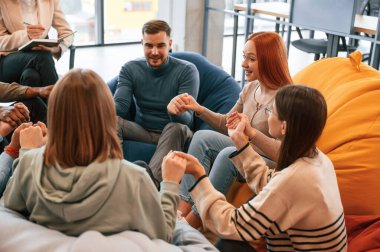 Konuşuyoruz, birbirimize yardım ediyoruz. Bir grup insan terapi toplantısındalar..