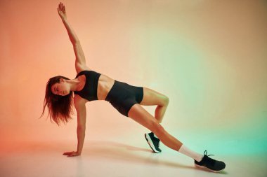 Fiziksel aktivite. Spor elbiseli genç bayan stüdyoda..