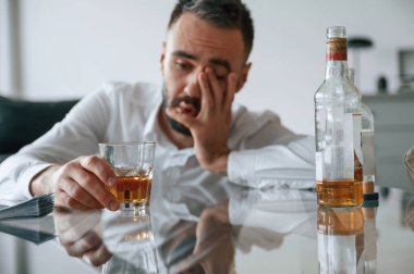 Bağımlılık kavramı. Alkolik genç adam içeride..