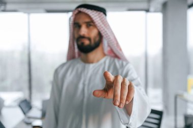 Geleneksel kıyafetlerle. Başarılı Müslüman işadamı ofisinde..