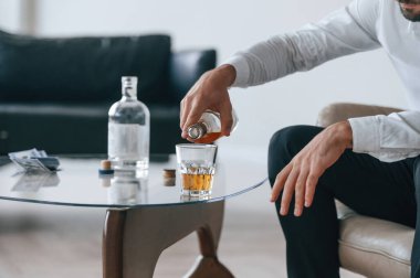 Hayat krizi. Viskiyle. Alkolik genç adam içeride..