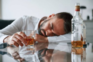 Bağımlılık kavramı. Alkolik genç adam içeride..